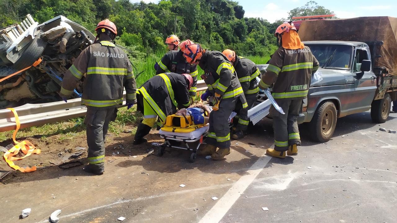 Foto 6 de 8 — Passageiro fica preso nas ferragens após colisão envolvendo quatro veículos na Washington Luís
